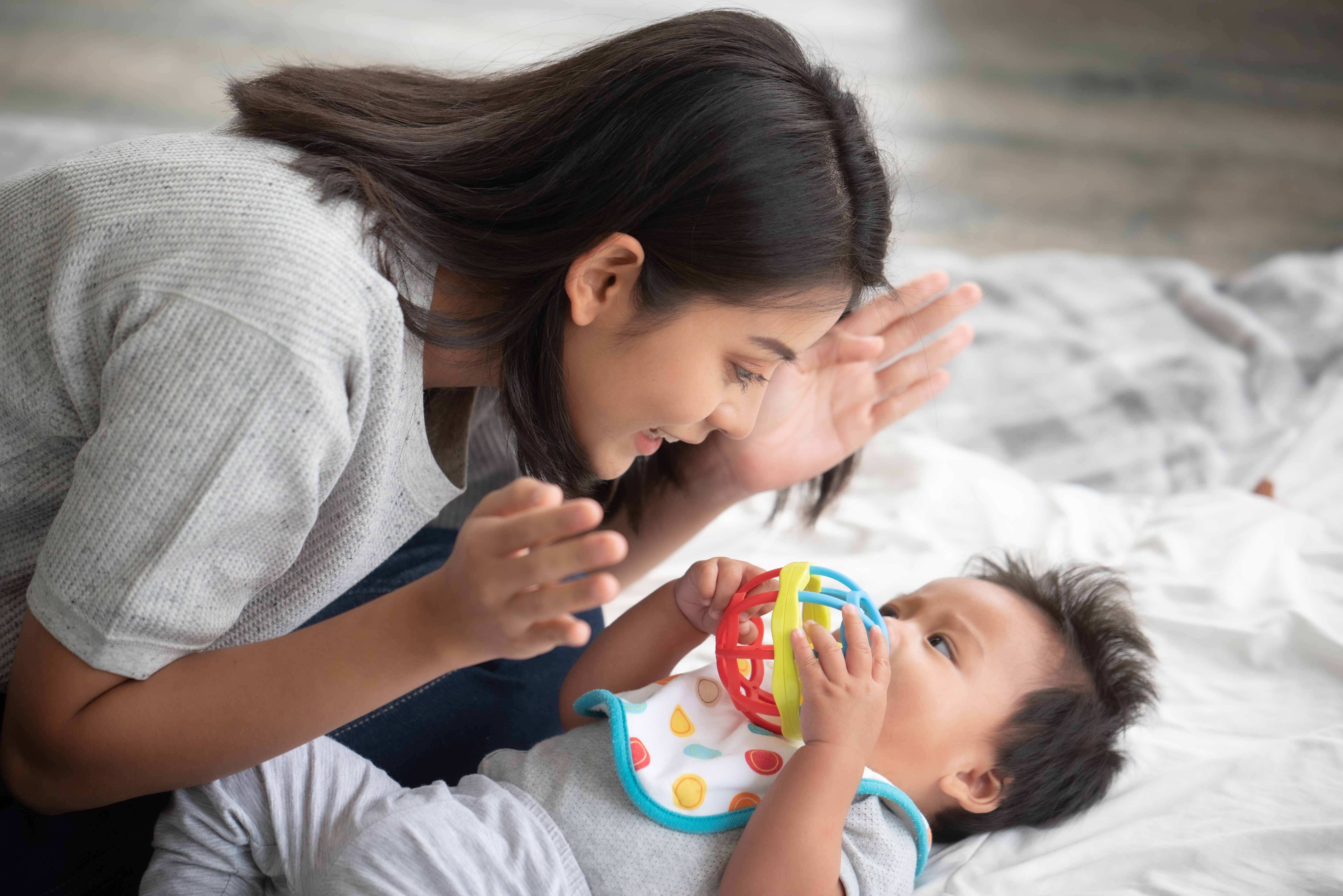 perkembangan komunikasi bayi, tahapan komunikasi bayi, bayi belajar bicara, stimulasi komunikasi bayi, Bunda, si Kecil